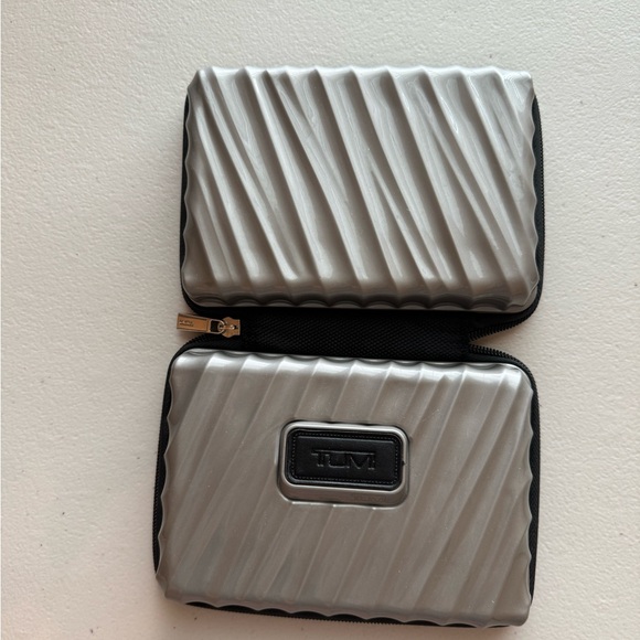 Tumi Hard Shell Case (Delta fisrt Class) - Picture 9 of 11